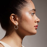 Load image into Gallery viewer, OLLUU Silver Over Laped Hoop Earrings
