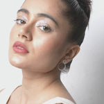 Load and play video in Gallery viewer, OLLUU Silver Over Laped Hoop Earrings
